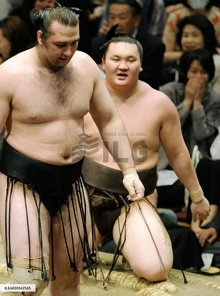 Hakuho defeated by Kotooshu at summer sumo