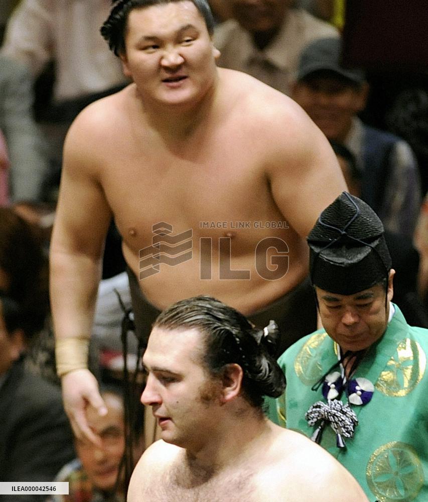 Hakuho defeated by Kotooshu at summer sumo