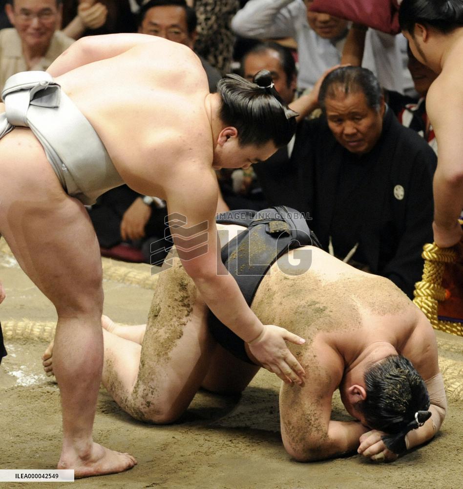 Asashoryu loses to Harumafuji at summer sumo