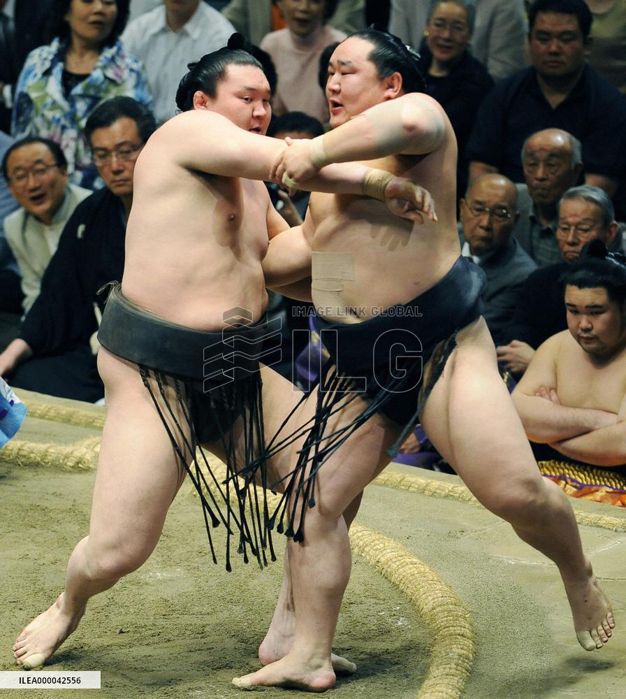 Hakuho beats Asashoryu at summer sumo