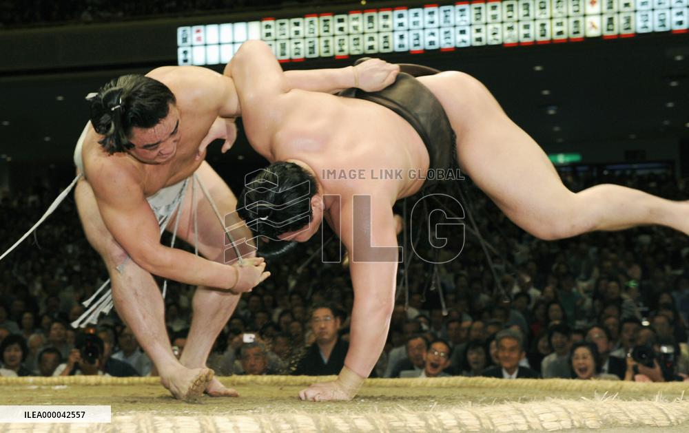 Harumafuji claims 1st title at summer sumo