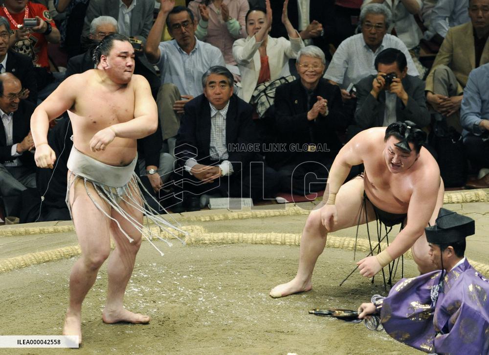 Harumafuji claims 1st title at summer sumo
