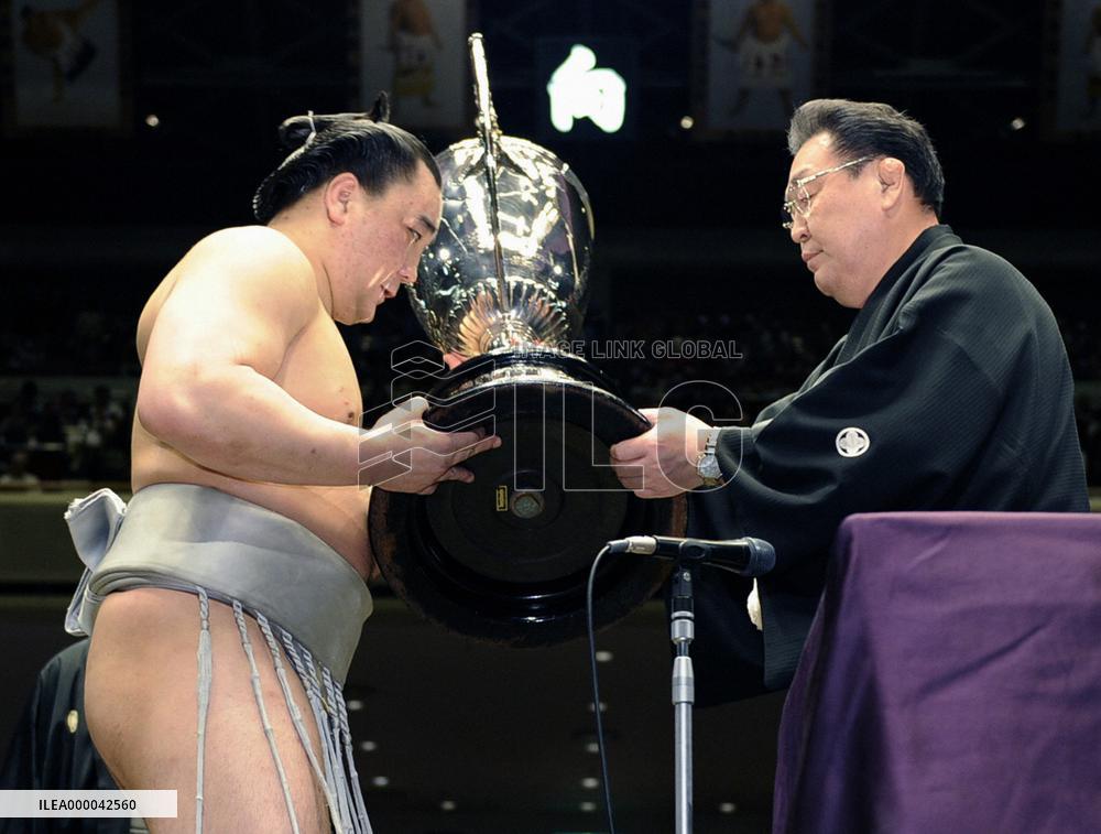 Harumafuji claims 1st title at summer sumo