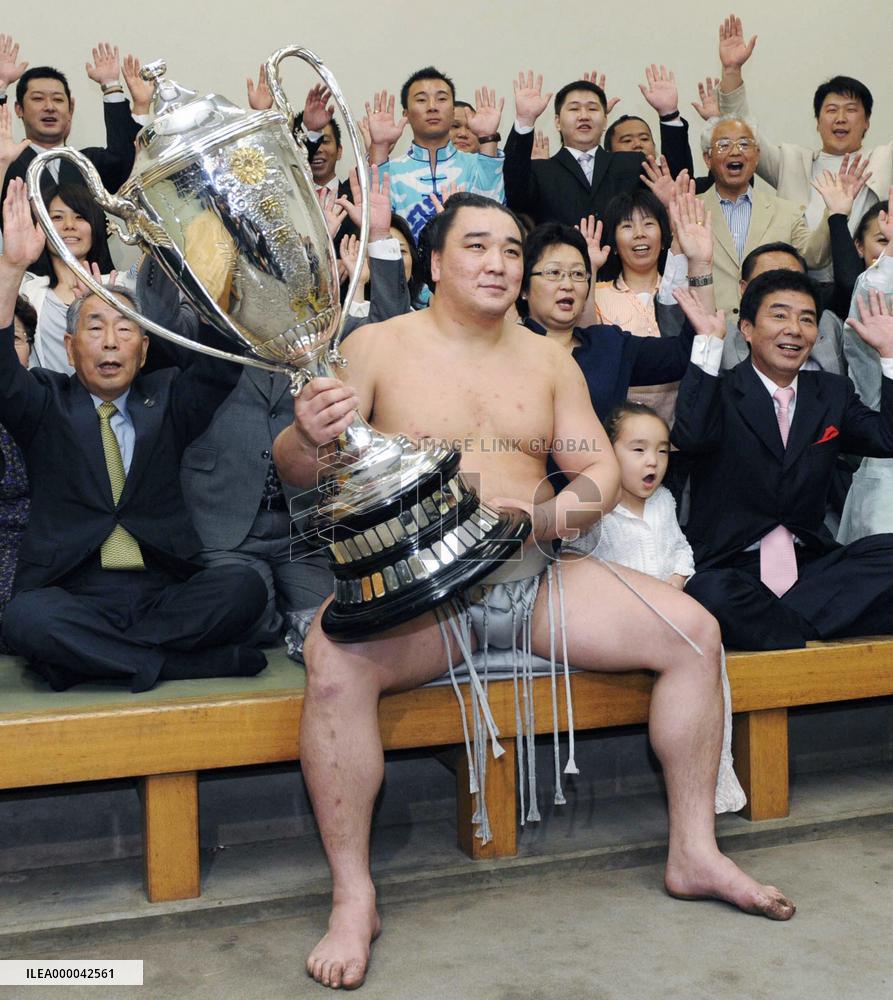 Harumafuji claims 1st title at summer sumo