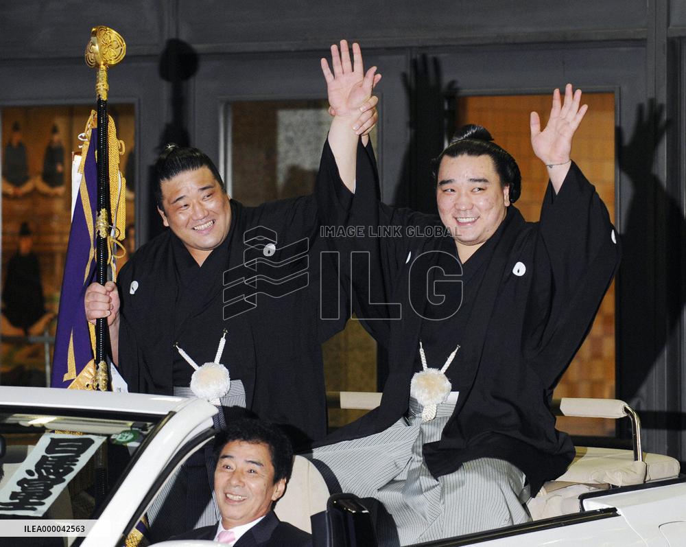 Harumafuji claims 1st title at summer sumo