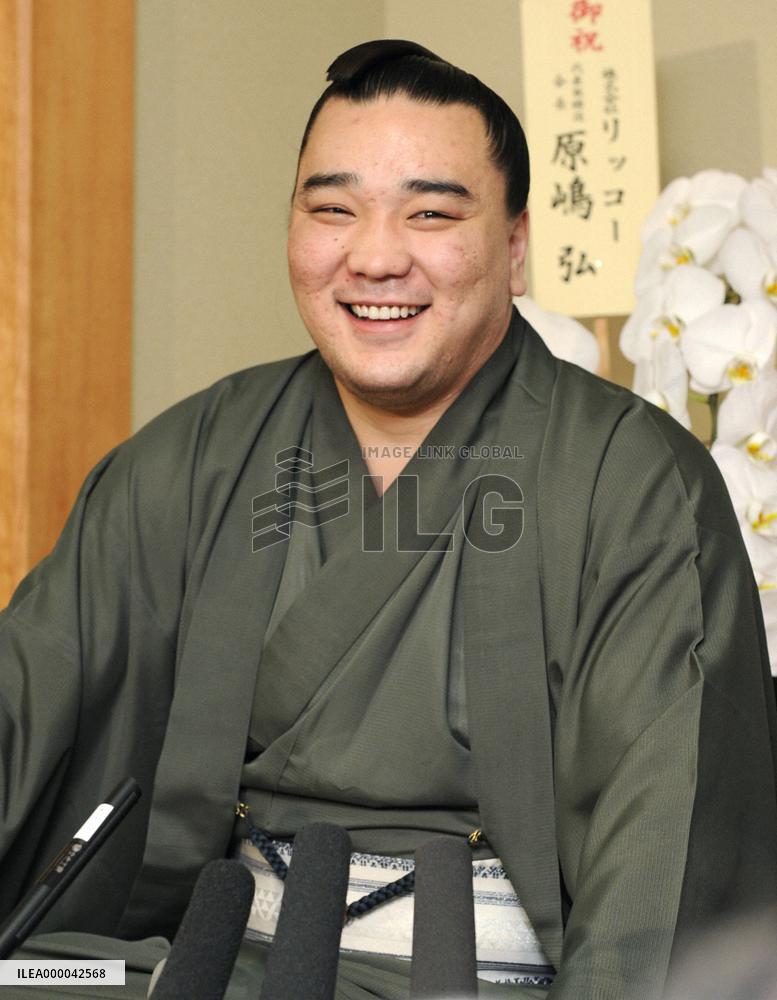 Mongolian ozeki Harumafuji speaks to reporters