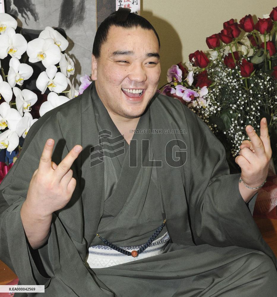 Mongolian ozeki Harumafuji speaks to reporters