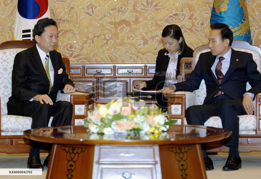 DPJ leader Hotoyama talks with S. Korean President Lee