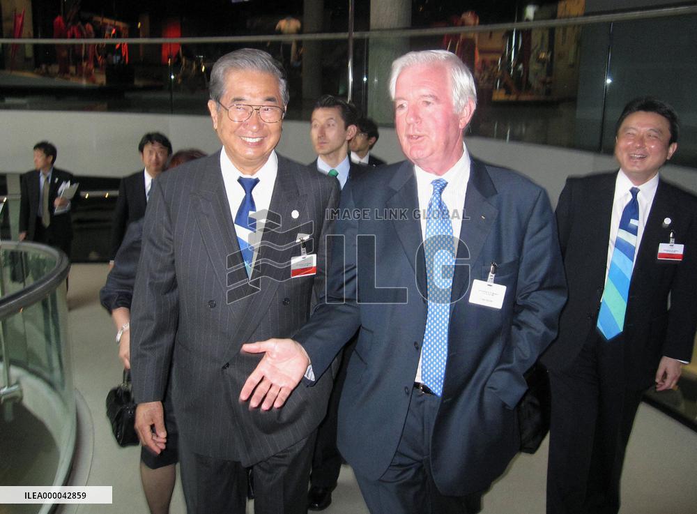 Tokyo presents bid as race to host 2016 Olympics heats up