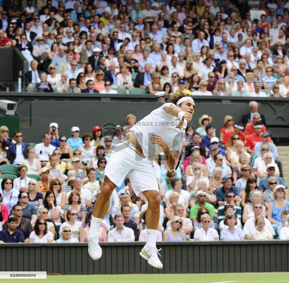 Federer marches into last 16 at Wimbledon tennis