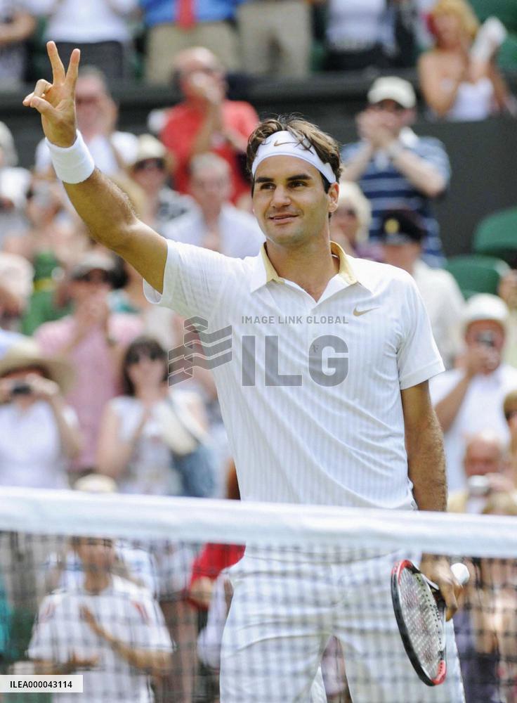 Federer marches into 7th consecutive final at Wimbledon