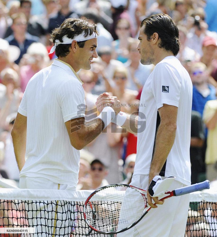 Federer marches into 7th consecutive final at Wimbledon