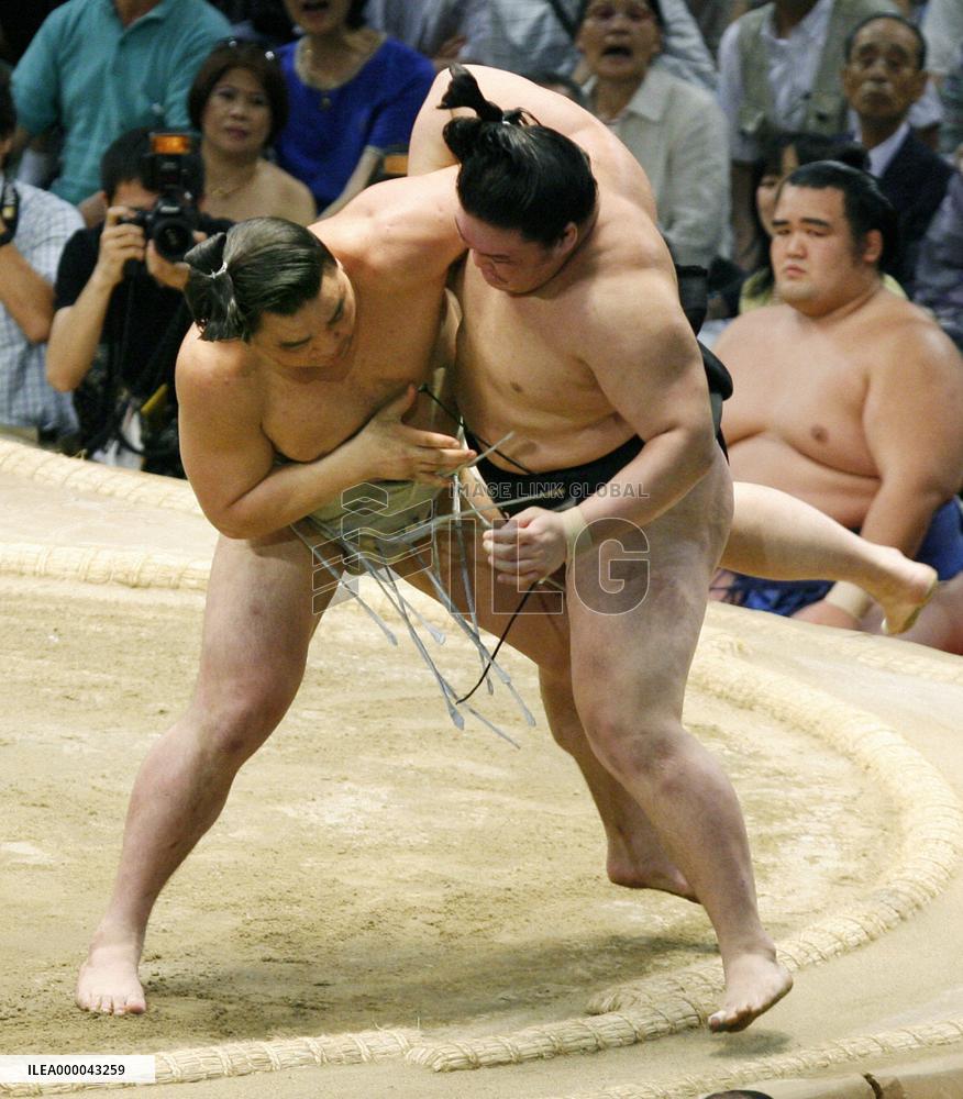 Mongolian ozeki Harumafuji beats No. 1 maegashira Goeido