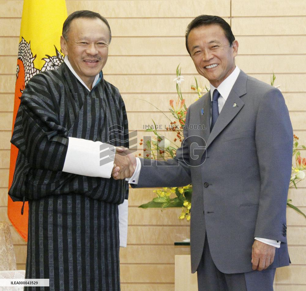 Bhutanese prime minister meets with Aso