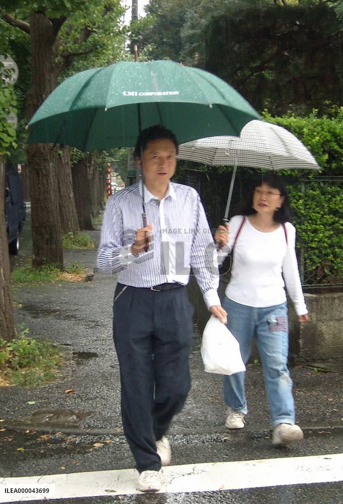 Hatoyama, wife take a stroll near their home