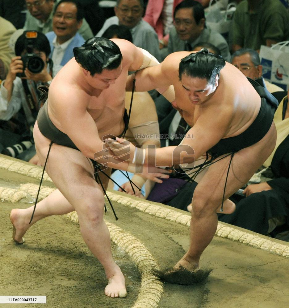 Hakuho off to flying start at autumn sumo
