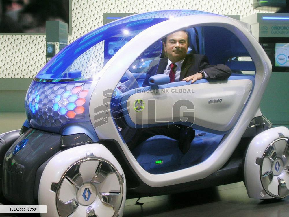 Ghosn in Renault's green car