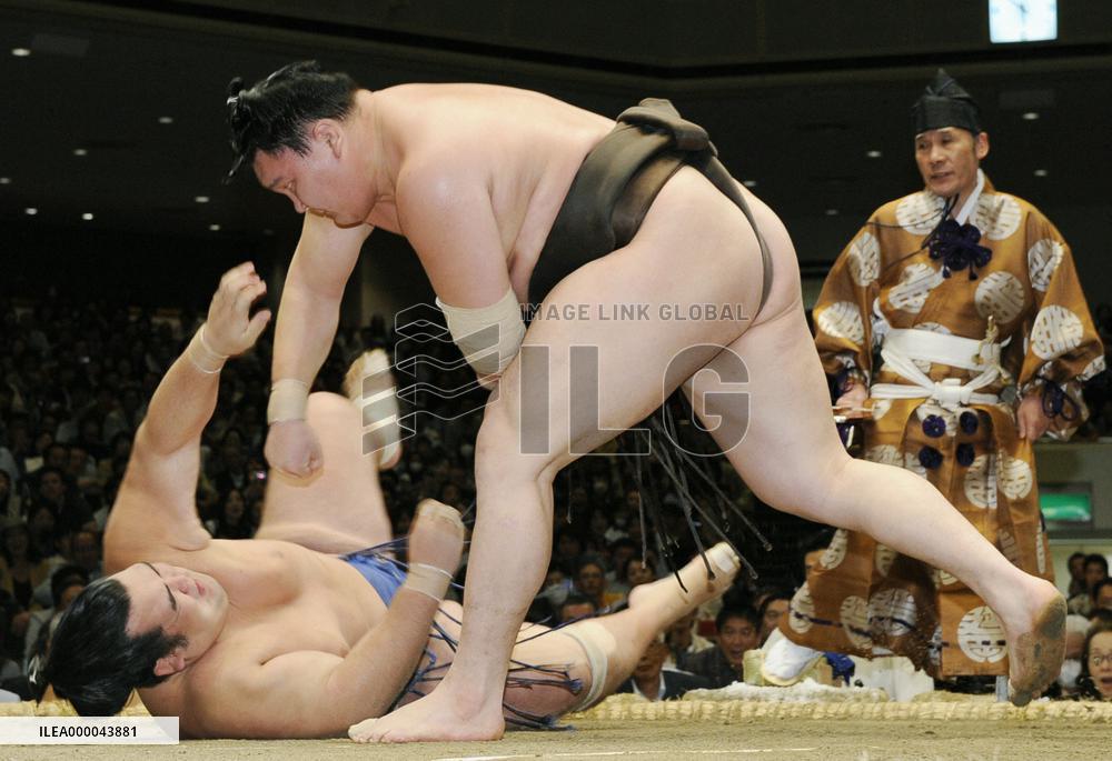 Mongolian yokozuna Hakuho beats Kotoshogiku at autumn sumo