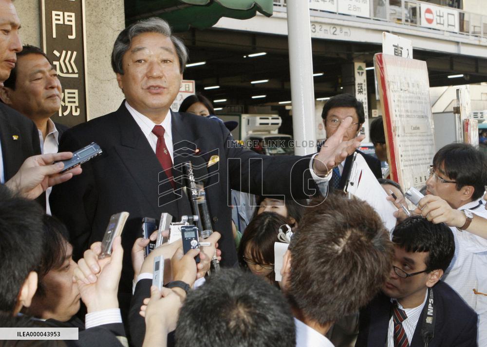 Fisheries minister visits Tsukiji market