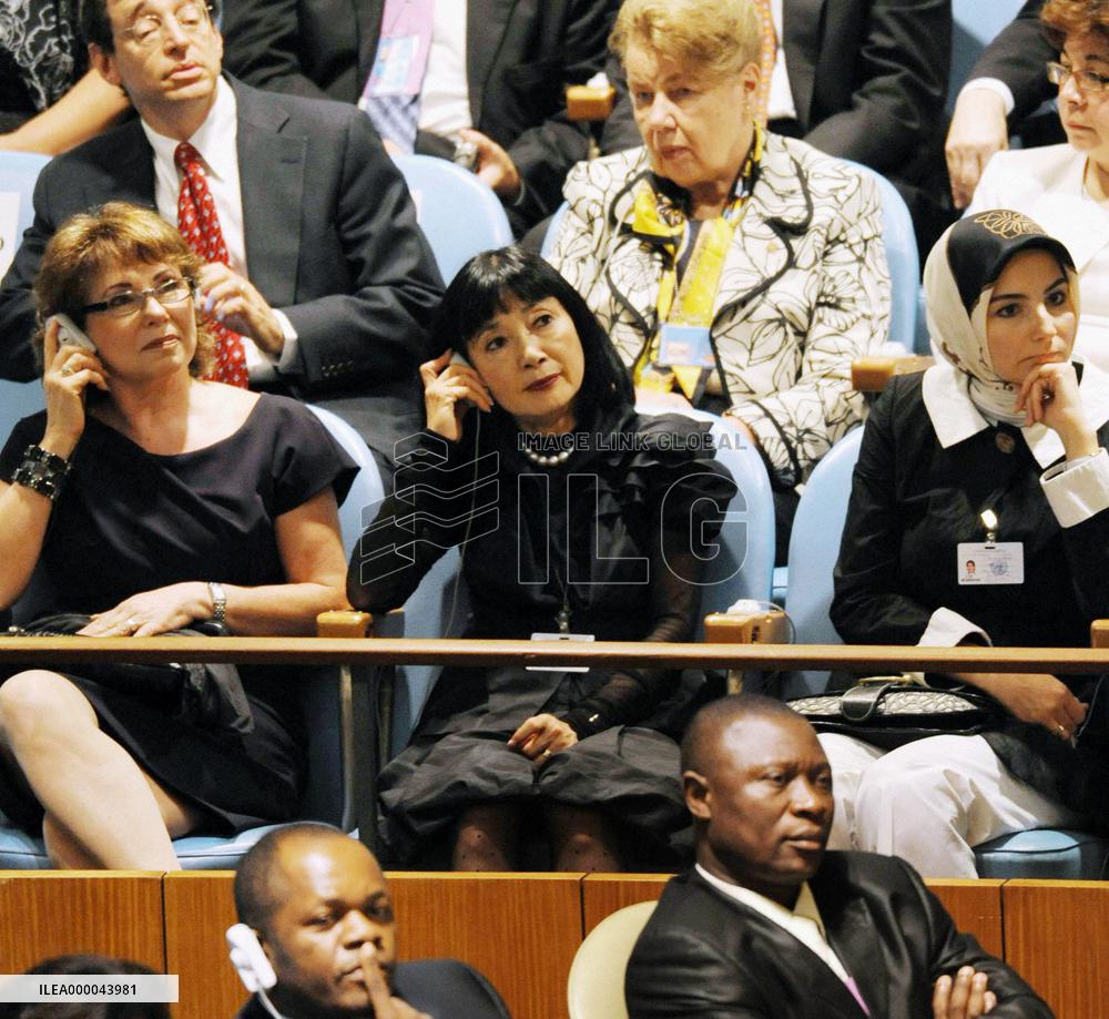 Hatoyama's wife listens to speech