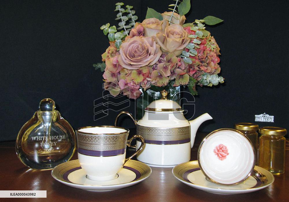 Michelle Obama presents honey, tea sets to G-20 leaders