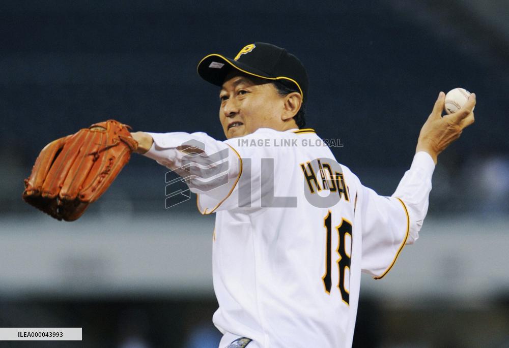 Japan PM Hatoyama throws 1st pitch at MLB game