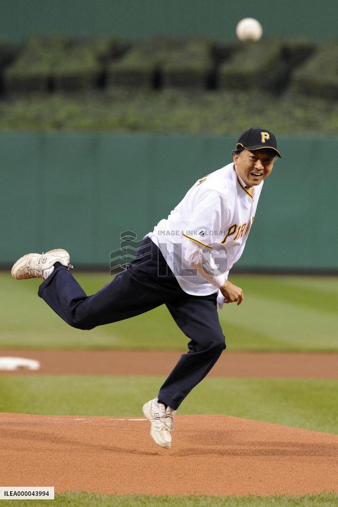 Japan PM Hatoyama throws 1st pitch at MLB game