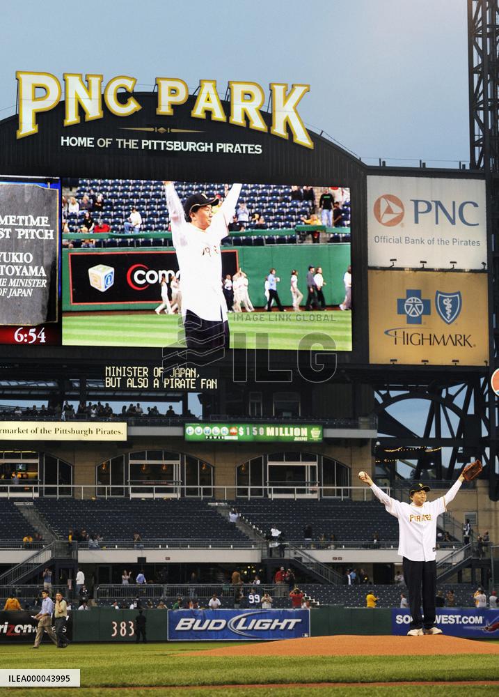 Japan PM Hatoyama throws 1st pitch at MLB game