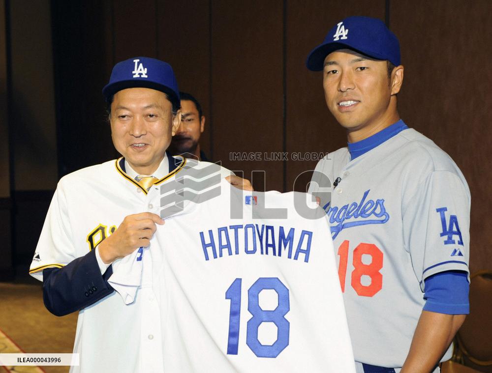 Japan PM Hatoyama throws 1st pitch at MLB game