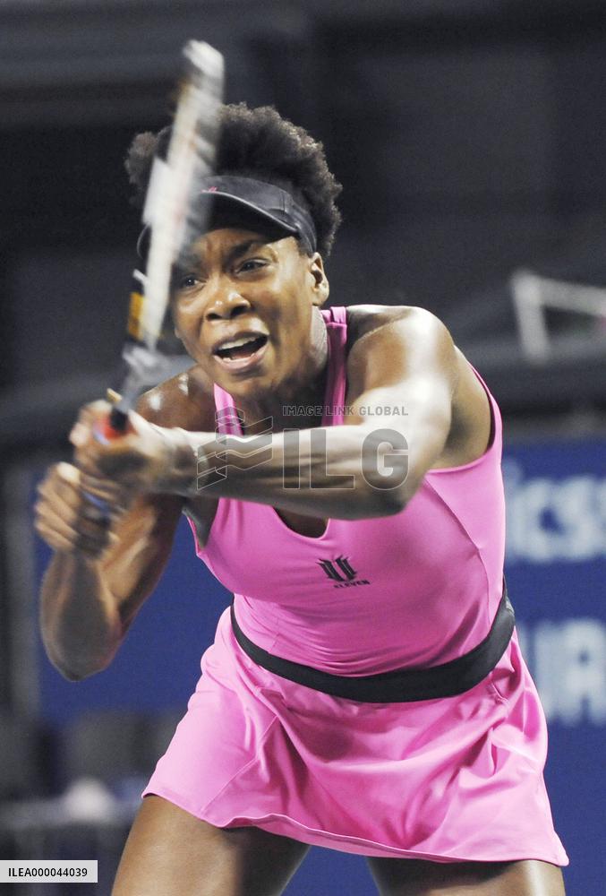 Venus Williams crashes at Toray Pan Pacific tennis
