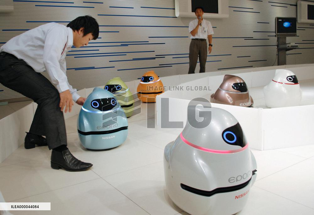 Nissan unveils robot cars that can travel in group