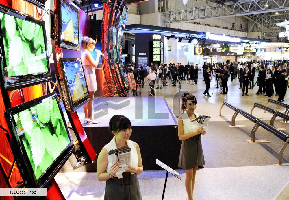 CEATEC electronics show opens as battle over 3D TVs heats up