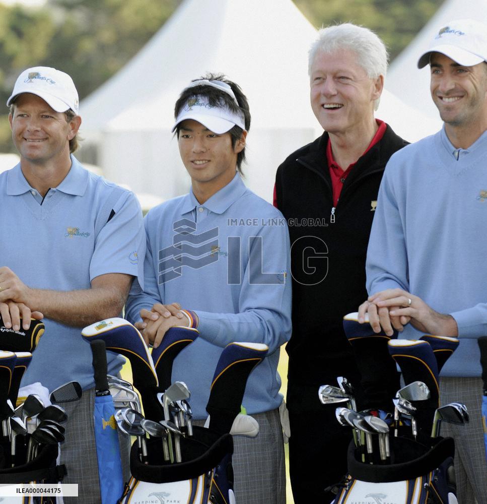 Ishikawa in photo session with Clinton
