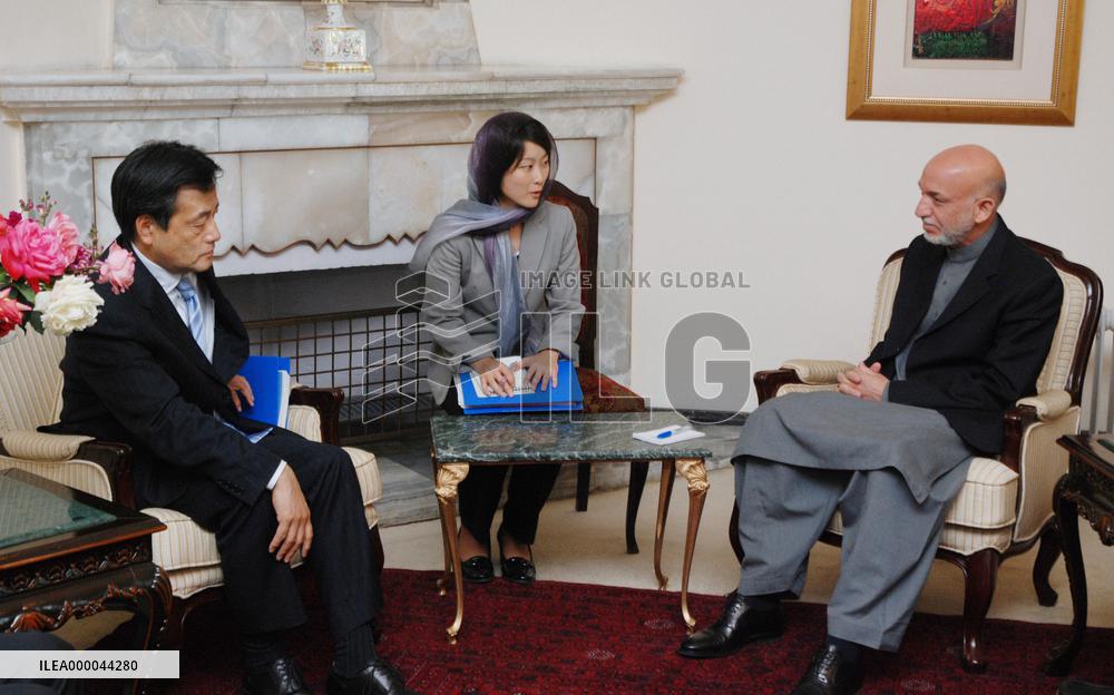 Okada meets with Karzai in Kabul
