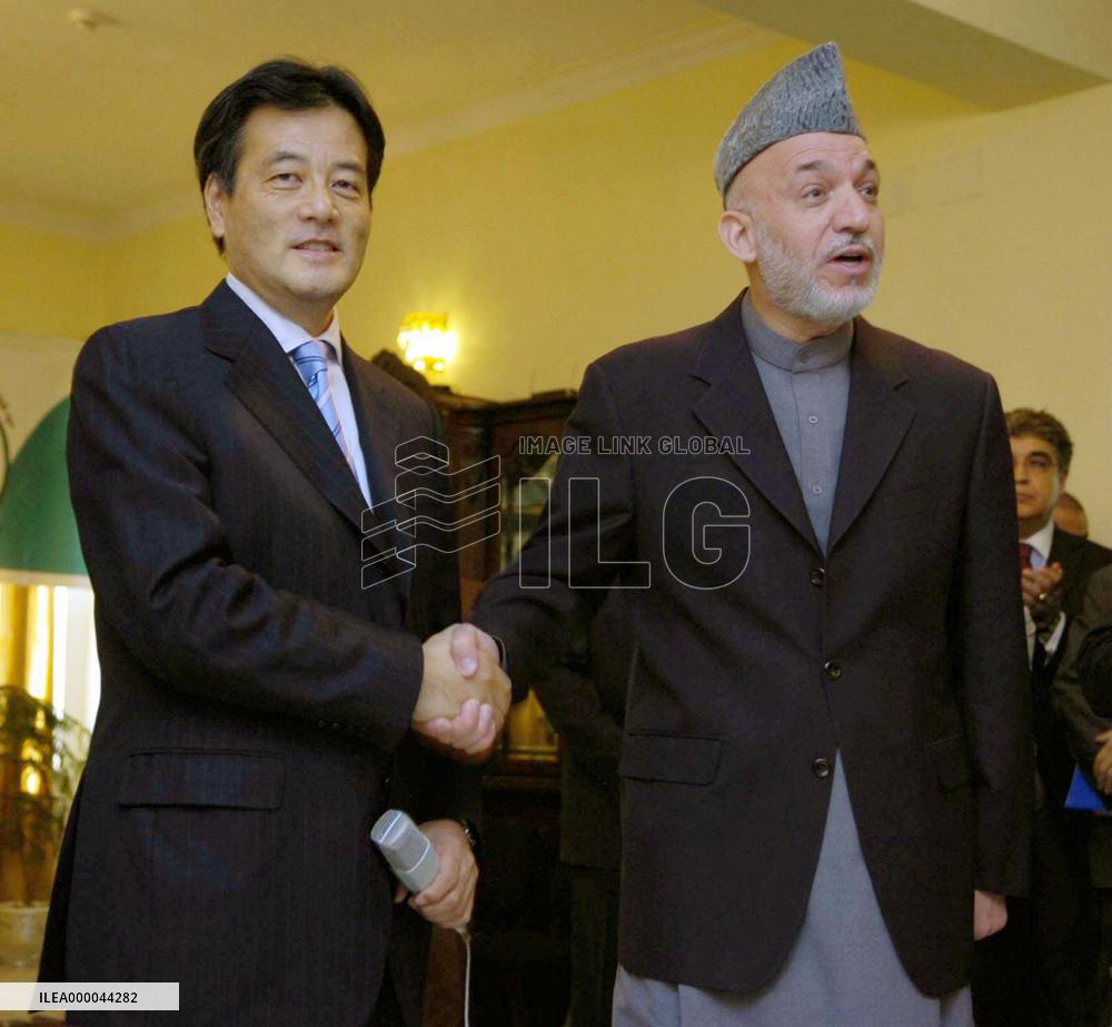 Okada meets with Karzai in Kabul
