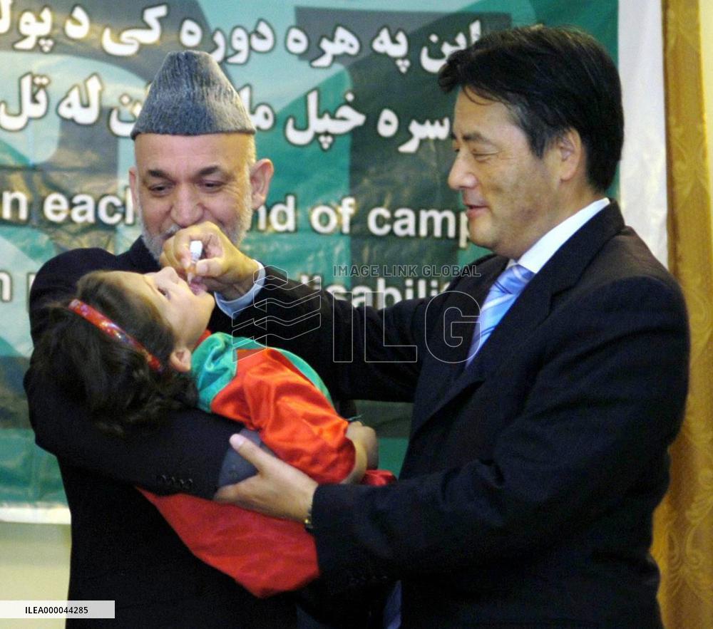 Okada gives Afghan child polio vaccine