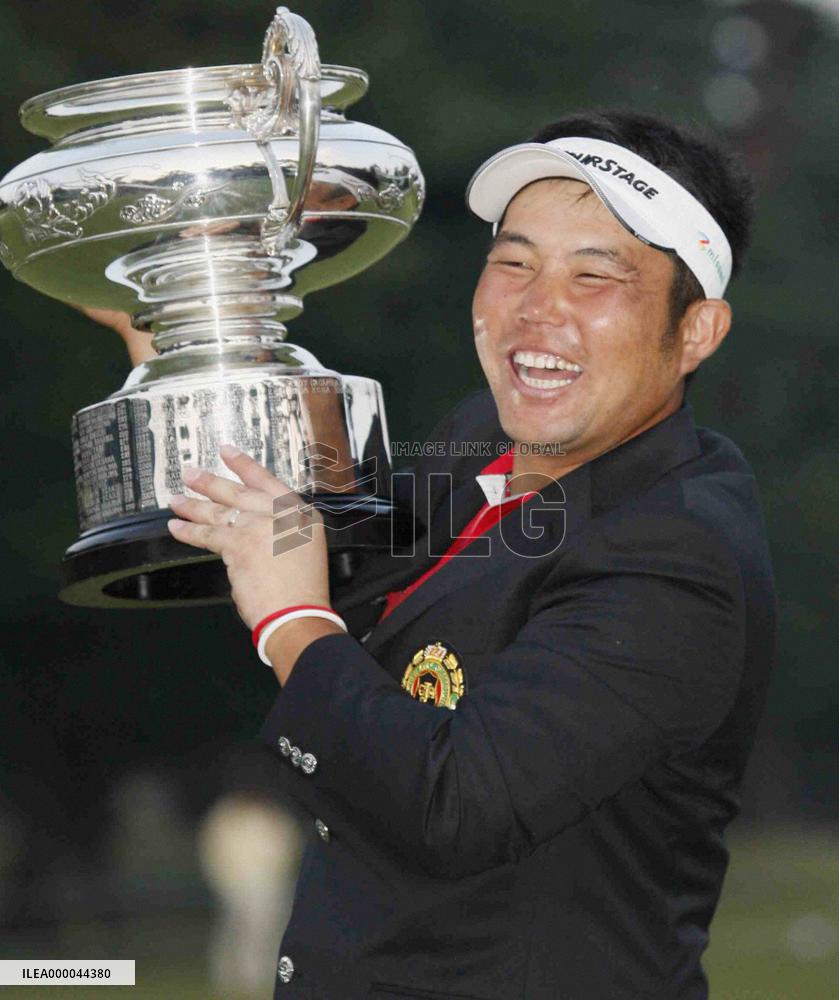 Oda wins Japan Open in 3-way playoff