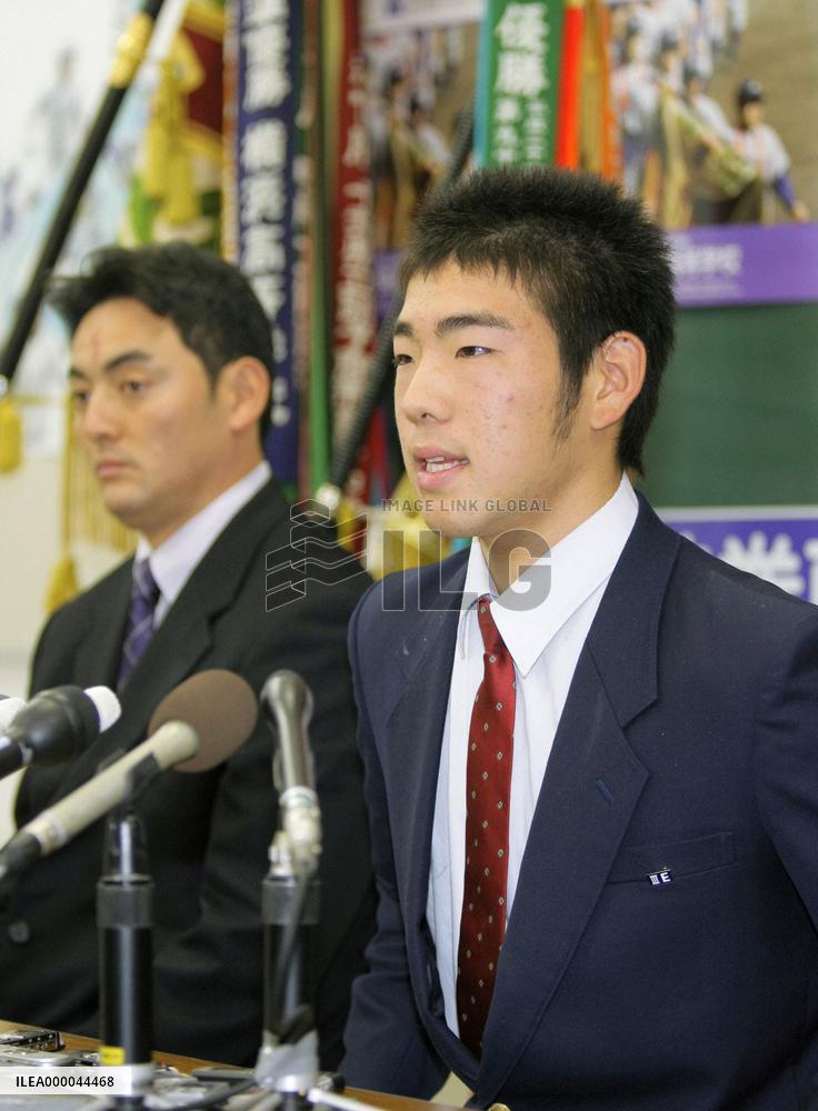 Highly touted lefty Kikuchi opts for Japan over U.S.