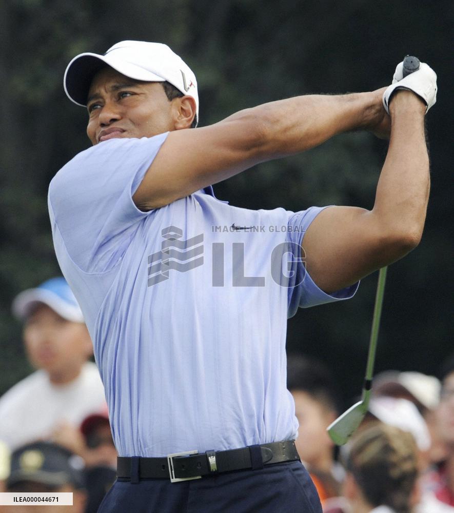 Woods top at HSBC Champions