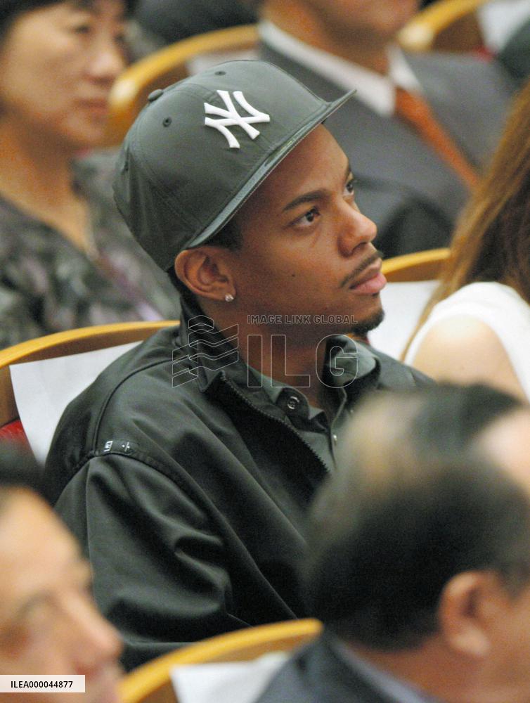 Celebrities listen to Obama's Tokyo speech