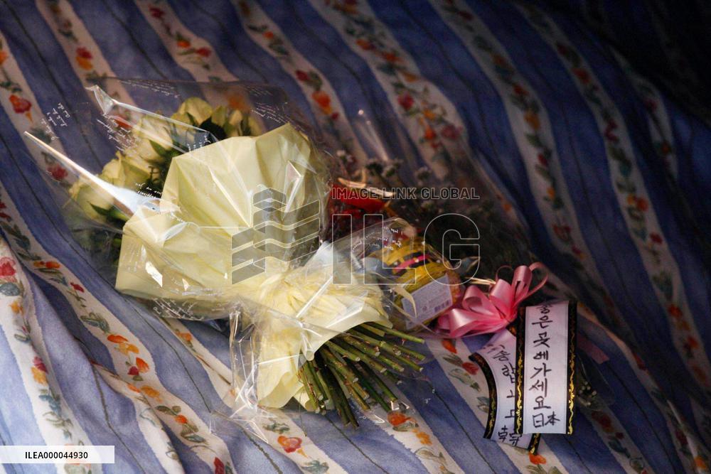 Flowers offered at Busan shooting accident site