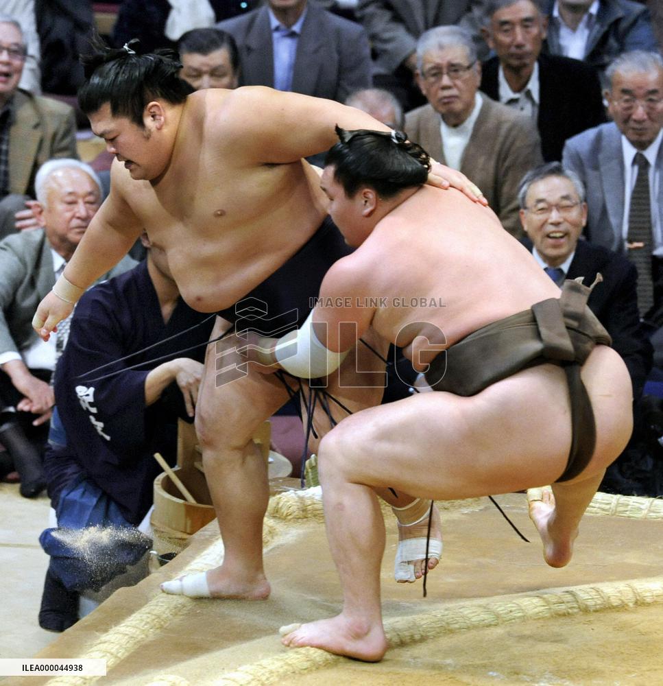 Asashoryu, Hakuho notch 2nd wins at Kyushu meet