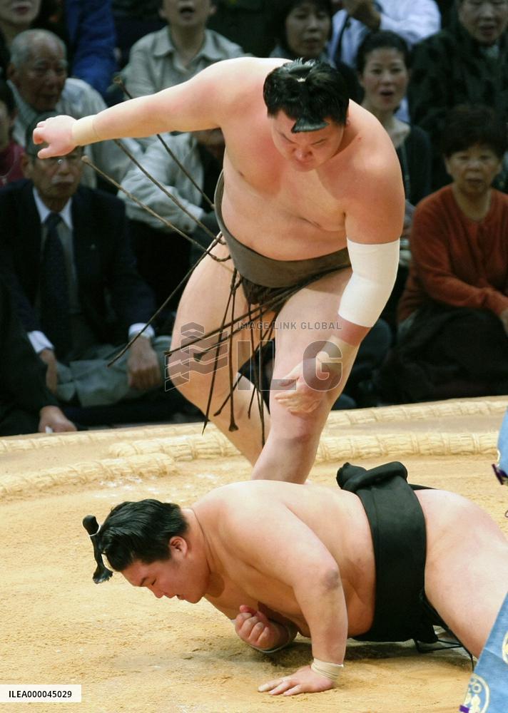 No change at the top as Asa, Hakuho breeze to victory in Kyushu
