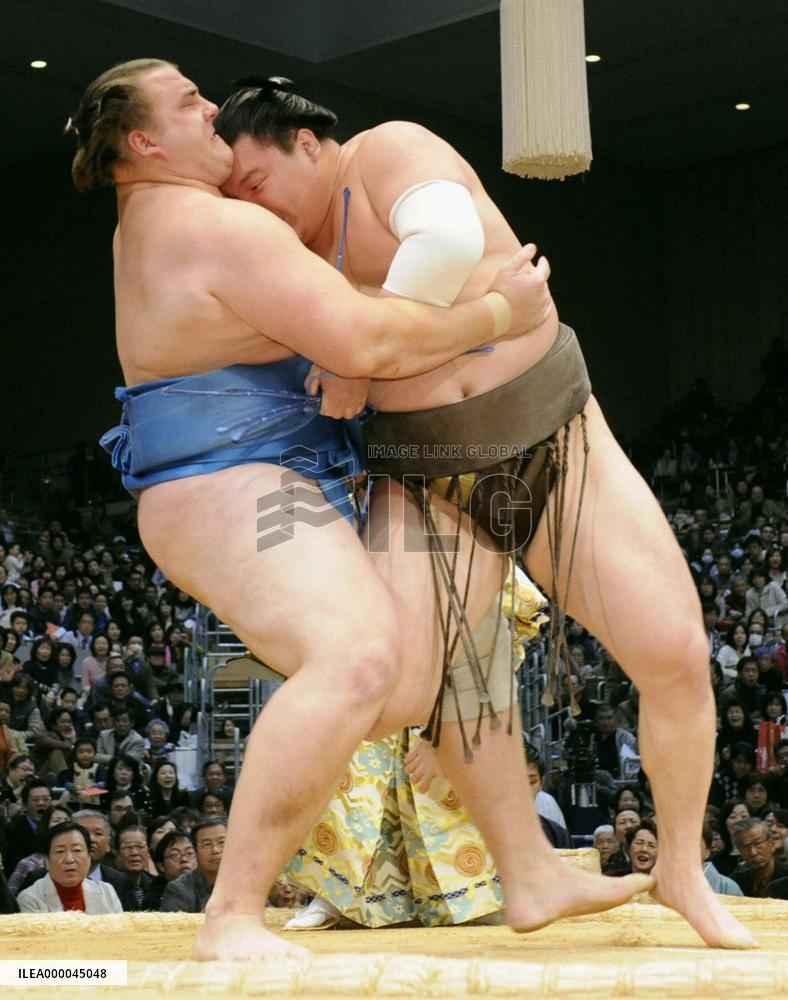 Asashoryu, Hakuho still cruising at Kyushu sumo