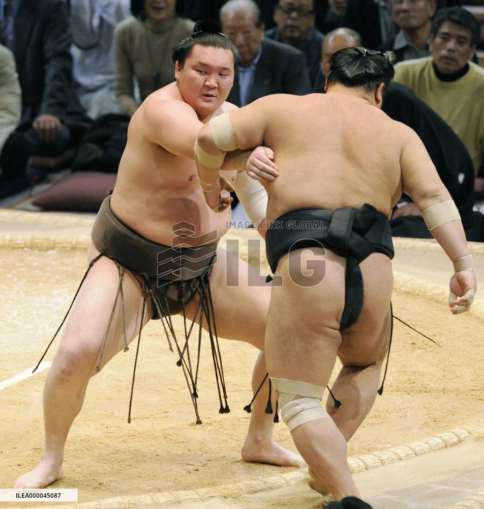 Hakuho downs Chiyotaikai