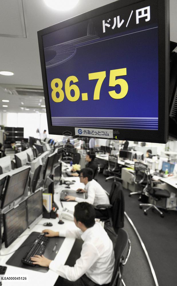 Dollar falls to 14-yr low vs yen in Tokyo