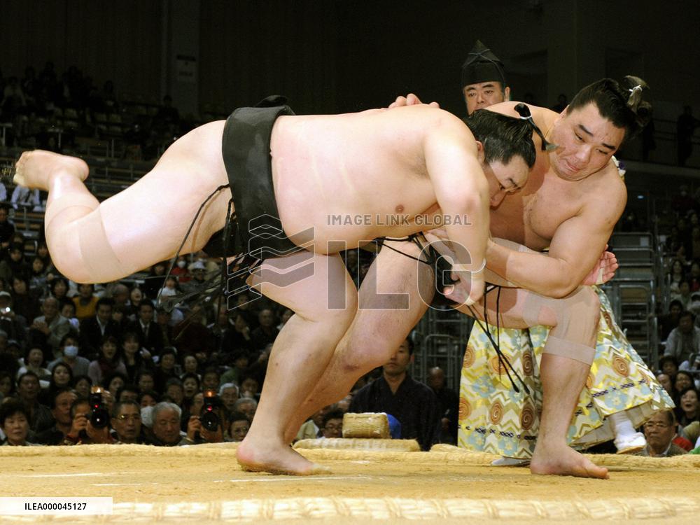 Hakuho takes sole lead as Asashoryu crashes in Kyushu