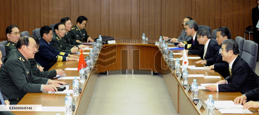 Japanese, Chinese defense chiefs meet to deepen exchanges