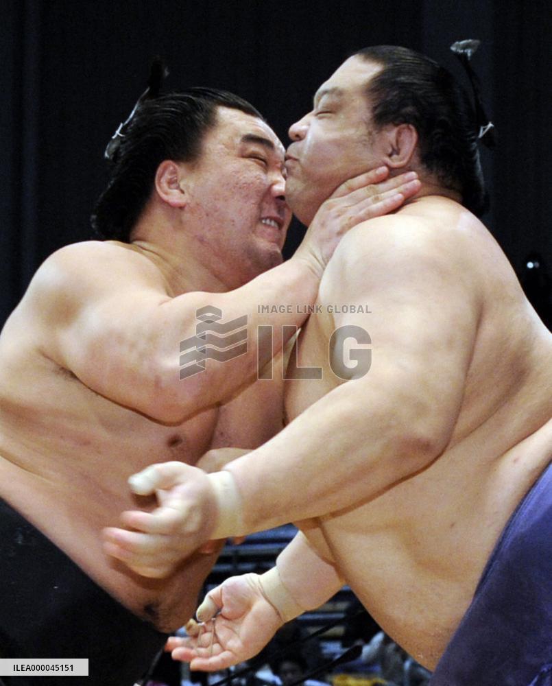 Harumafuji defeats Kaio