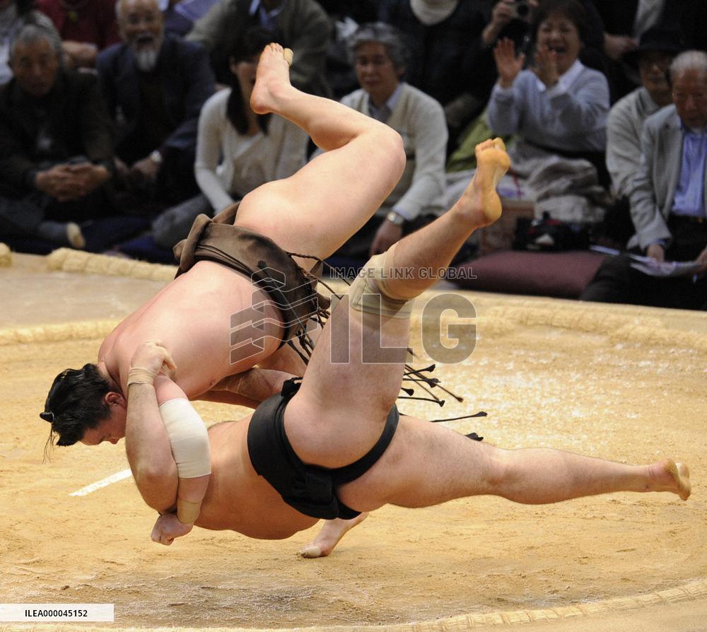 Unbeaten Hakuho beats Kotooshu